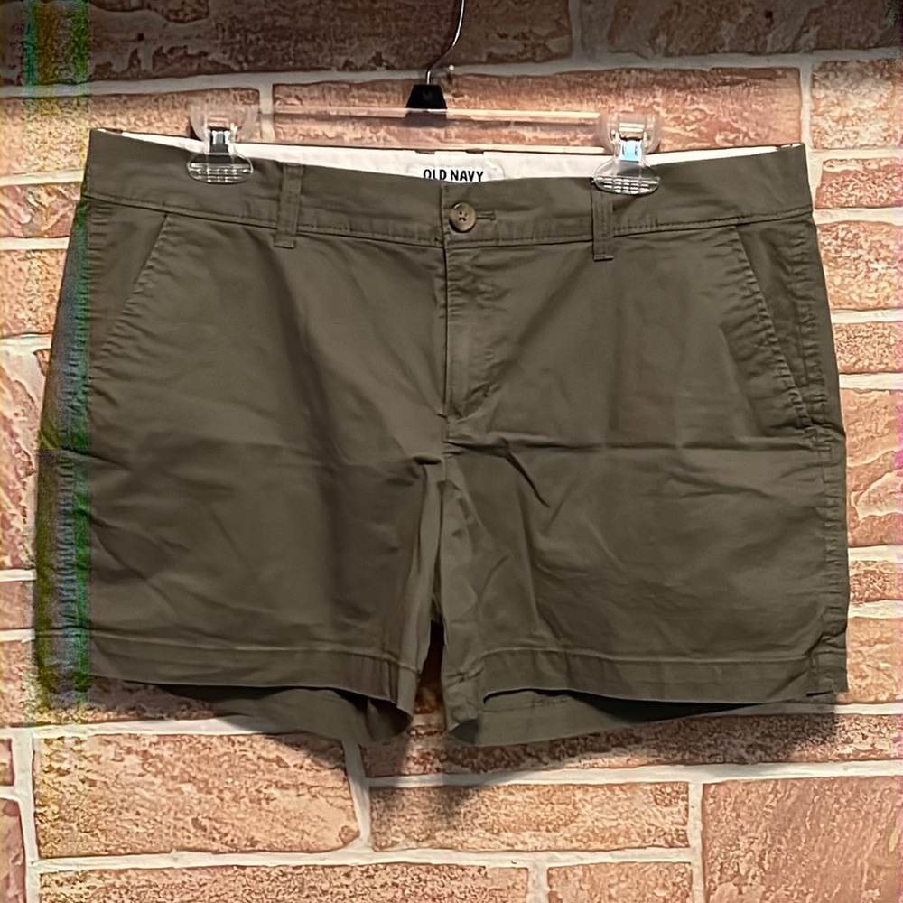 Olive drab green Old Navy women’s shorts. Size 12